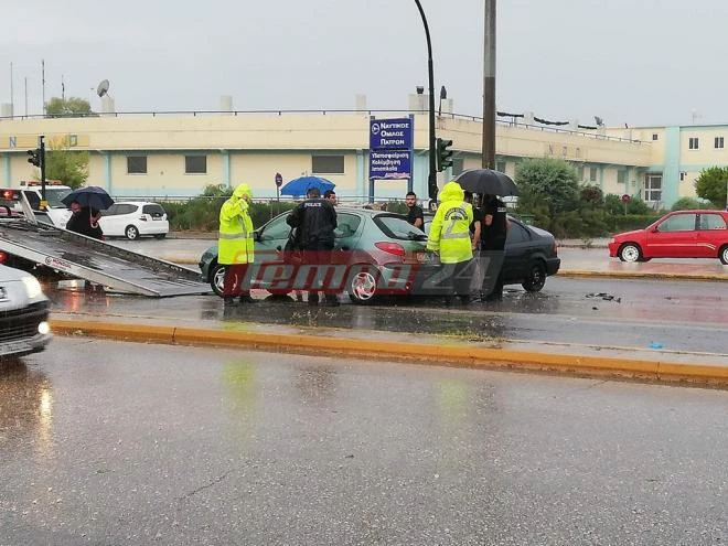 Διπλή καραμπόλα με 6 οχήματα στην Πάτρα λόγω κακοκαιρίας (εικόνες, βίντεο)